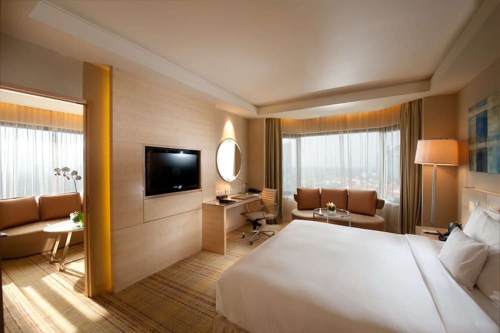 Deluxe Suite, 1 King Bed, Bathtub