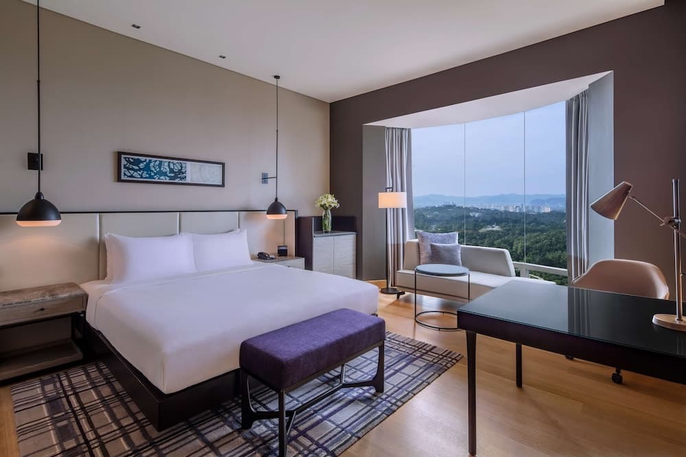 Deluxe Room, 1 King Bed, Refrigerator, Lake View