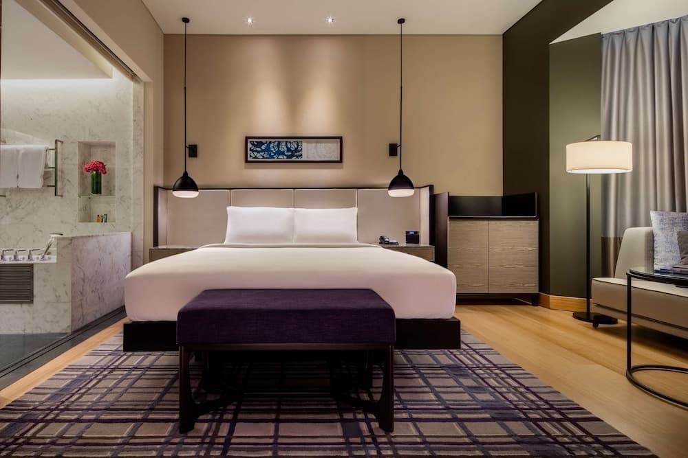 Deluxe Room, 1 King Bed, Refrigerator, City View
