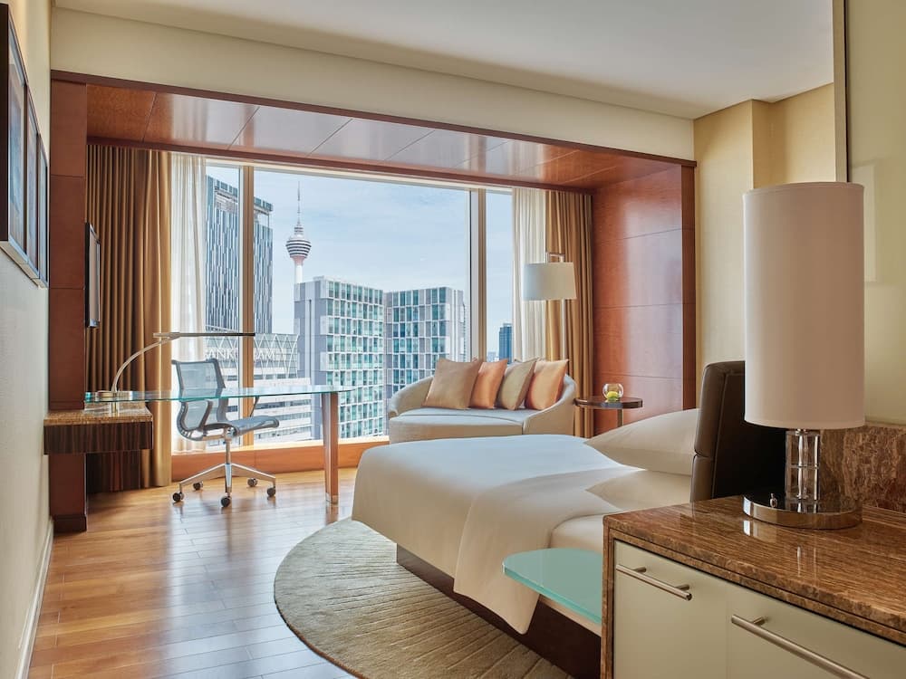 Club Room, 1 King Bed (Tower View)